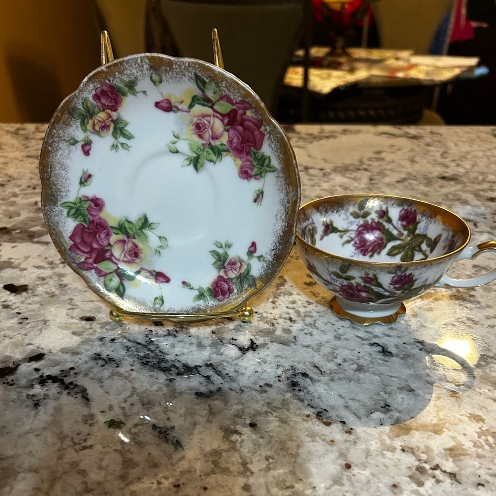 Original Napco China Hand
Painted Rose Floral Gold
Trimmed Tea Cup & Saucer
